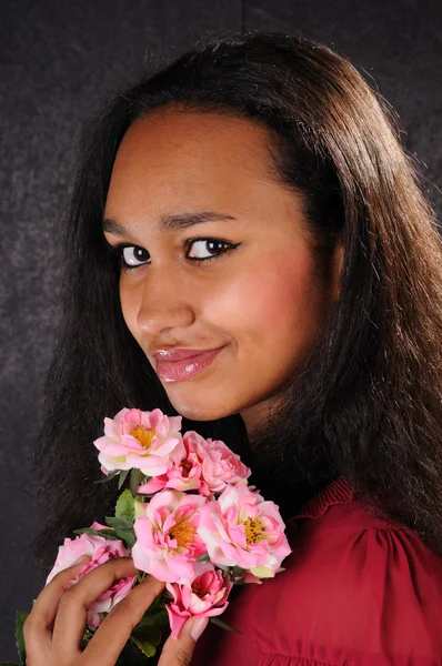 Attraktiv ung kvinna med blommor — Stockfoto