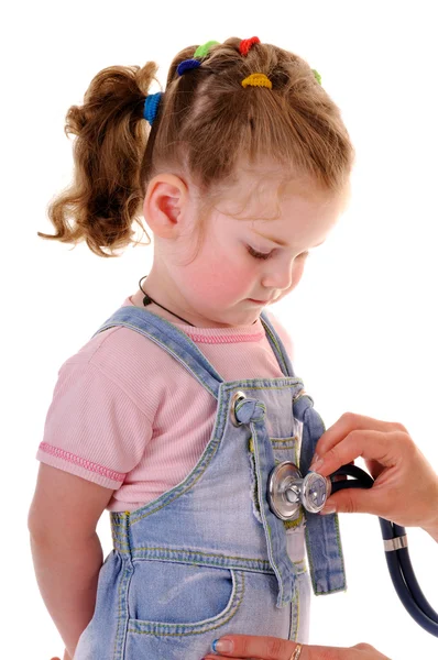 Медицинское обследование маленькой девочки — стоковое фото