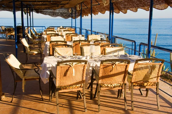 De instelling van de tabel bij restaurant aan het strand — Stockfoto