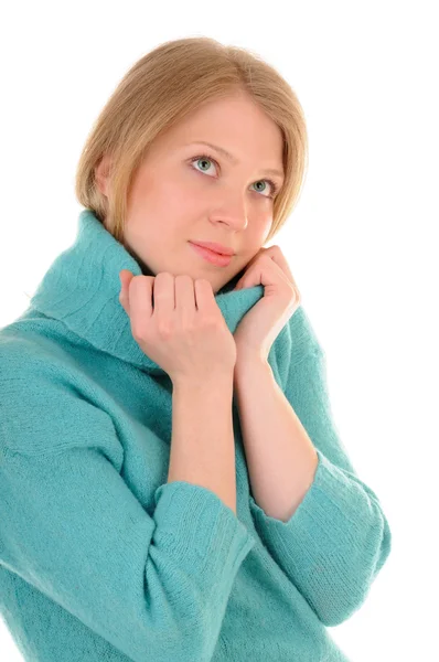 Молода жінка в комфортному теплому светрі — стокове фото