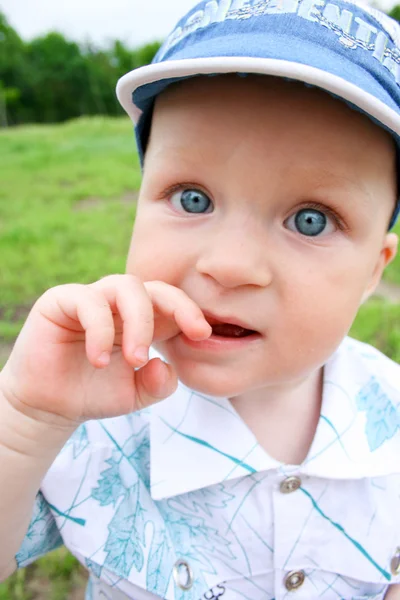Kleine jongen met hand in zijn mond — Stockfoto