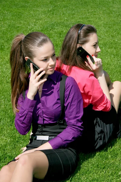 Deux jeunes femmes d'affaires qui appellent par téléphone — Photo