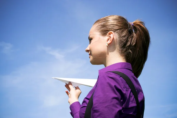 紙飛行機を手に持つ若い白人の女の子 — ストック写真