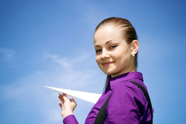 Jovem caucasiana com avião de papel na mão — Fotografia de Stock