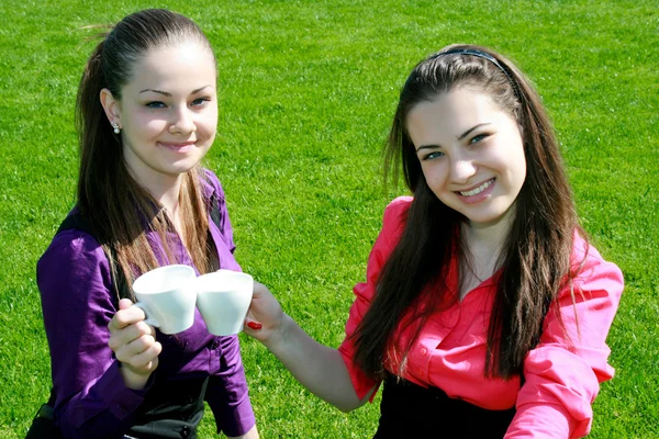 Jovens empresárias bebendo chá e conversando — Fotografia de Stock