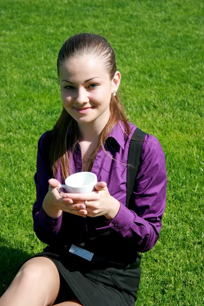 Étudiant buvant du thé au parc — Photo