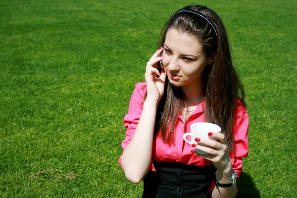 Młoda kobieta pić herbatę i rozmowy — Zdjęcie stockowe