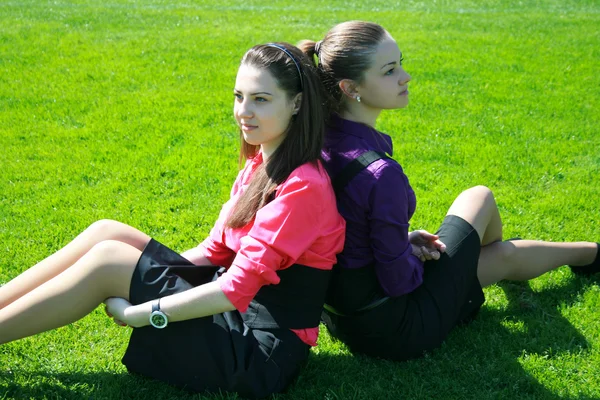 Jeunes femmes d'affaires relaxantes sur l'herbe — Photo