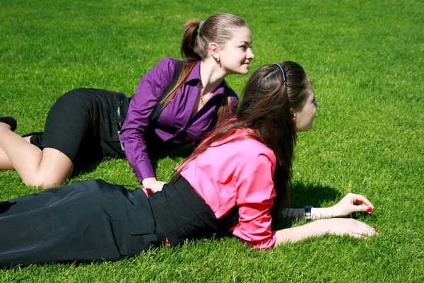 Jovens empresárias relaxando na grama — Fotografia de Stock