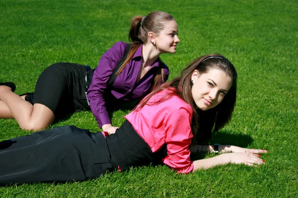 Молодые деловые женщины отдыхают на траве — стоковое фото