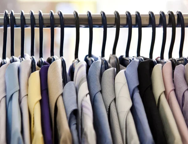 Mix colore camicia e cravatta su appendini — Foto Stock