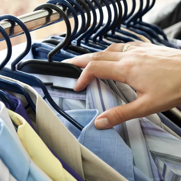 Mix kleur overhemd en stropdas op hangers — Stockfoto