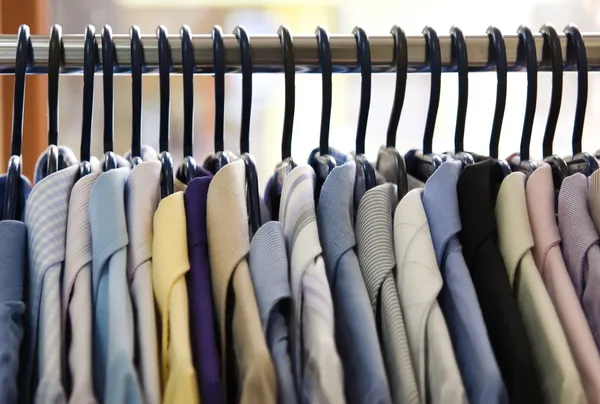Misture camisa cor e gravata em cabides — Fotografia de Stock