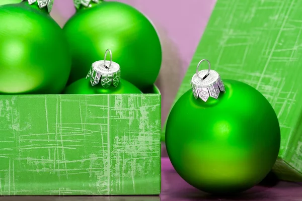 Красивые зеленые рождественские шарики в подарочной коробке — стоковое фото