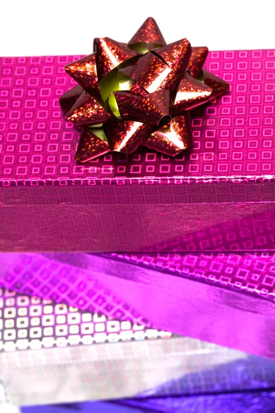 Scatole regalo variopinte con fiocco — Foto Stock