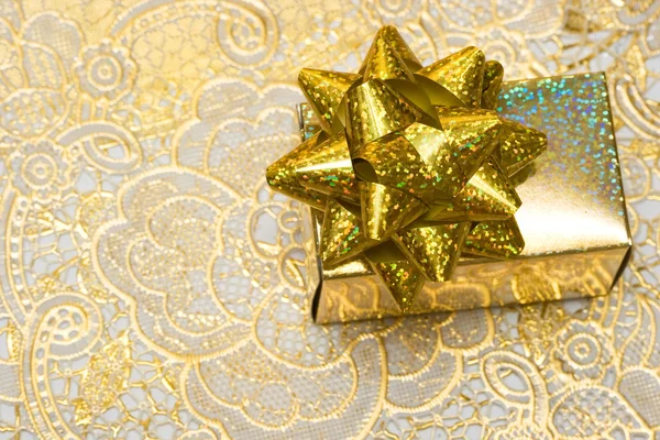 Caixa de presente de ouro com arco — Fotografia de Stock
