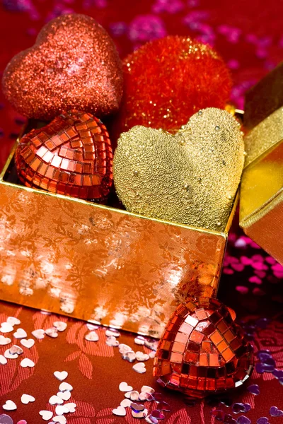 Geschenkbox mit roten Herzen — Stockfoto
