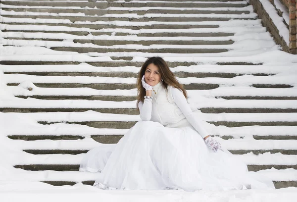 階段に近い冬の花嫁 — ストック写真