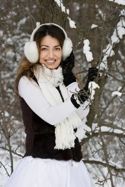 Panna młoda w zimie w pobliżu drzewa — Zdjęcie stockowe
