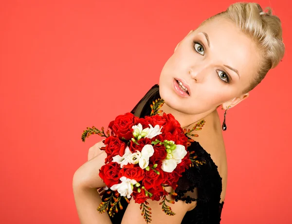 Vrouw met boeket bloemen — Stockfoto