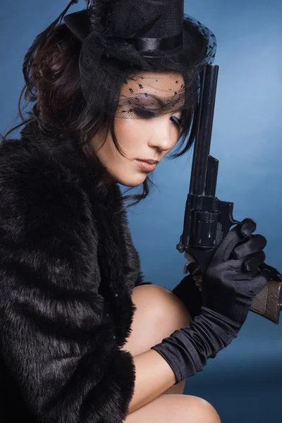 Senhora elegante com uma pistola nas mãos — Fotografia de Stock