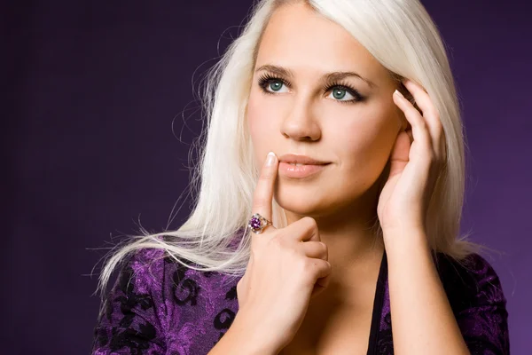 Sexy modieuze vrouw op violet — Stockfoto