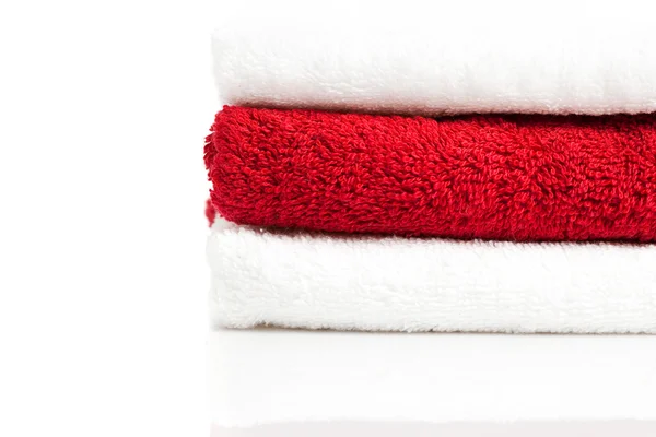 Στοίβα κόκκινες και άσπρες πετσέτες — Φωτογραφία Αρχείου