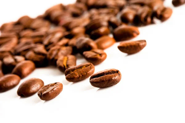 Kávová zrna izolované — Stock fotografie