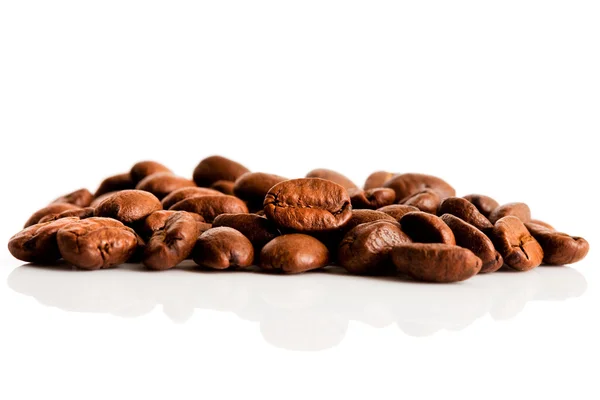 Kávová zrna izolované — Stock fotografie