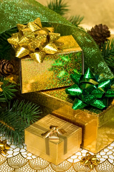 Gouden geschenkdozen met kerstboom — Stockfoto