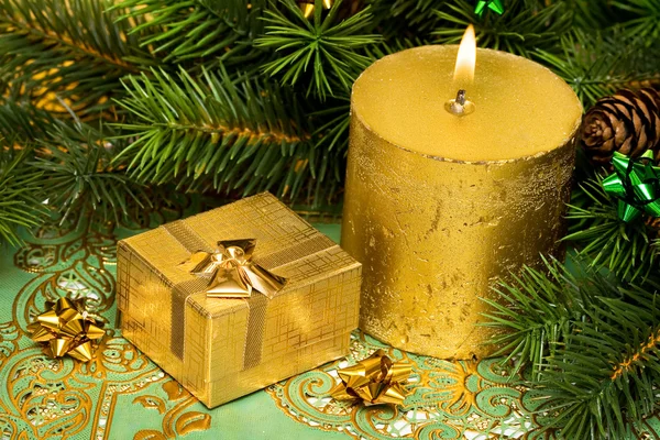 Candela festiva in oro e presente con albero — Foto Stock