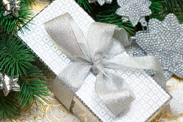 Noel ağacı olan gümüş hediye kutusu — Stok fotoğraf