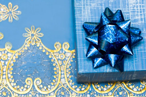 Yay ile mavi hediye kutusu — Stok fotoğraf