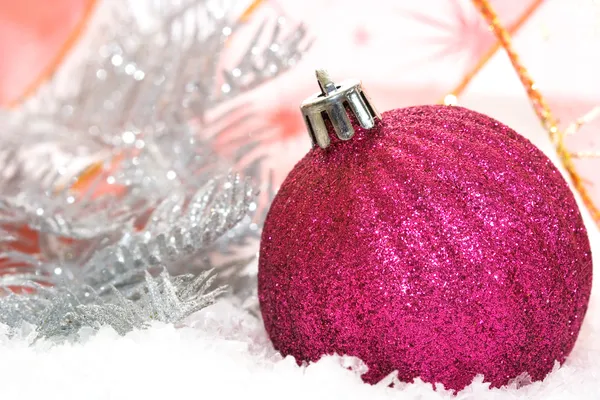 雪地背景下的粉色圣诞球 — 图库照片