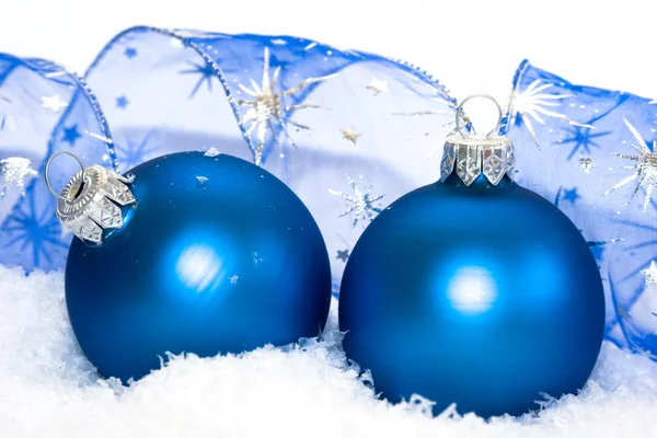 Kar arka planında mavi Noel topları — Stok fotoğraf