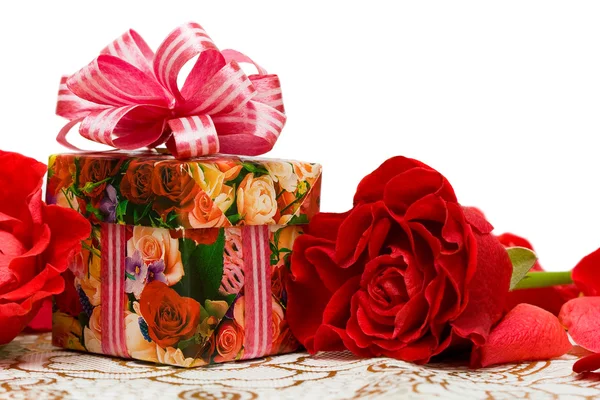 有玫瑰的礼品盒 — 图库照片
