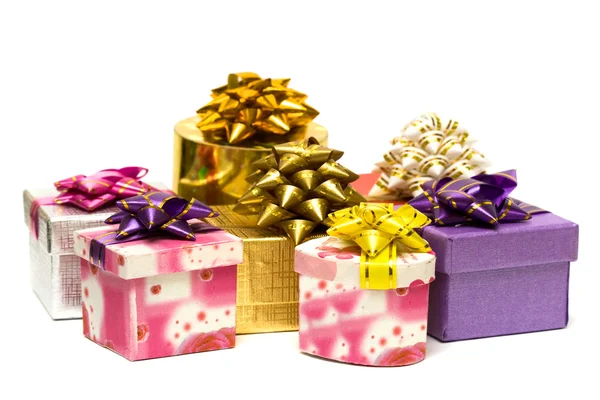 Viele Geschenkboxen isoliert — Stockfoto