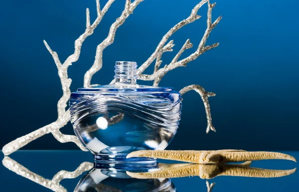 Frasco azul de perfume — Fotografia de Stock