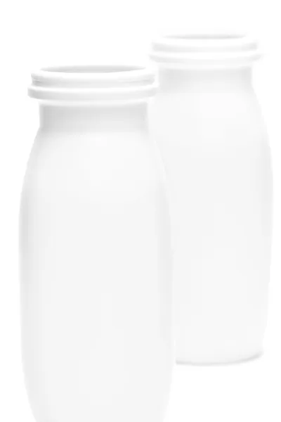 Deux pots avec du lait sur blanc — Photo
