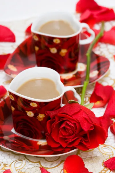 赤いカップのコーヒーとバラ — ストック写真