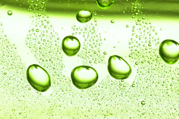배경으로 녹색 물방울 — 스톡 사진