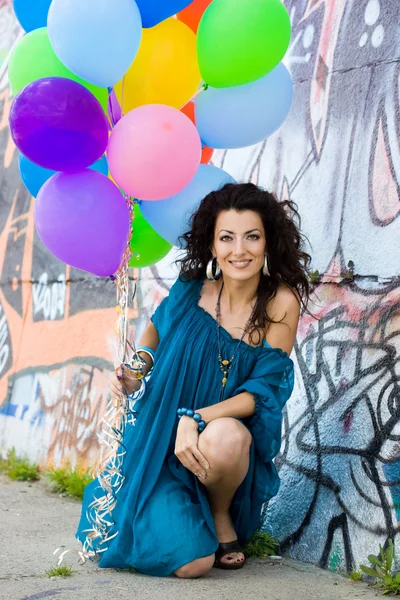 Balonlar ile mutlu bir kadın — Stok fotoğraf