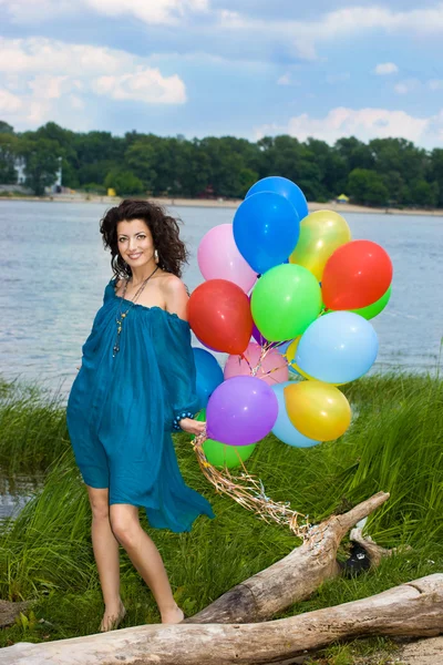Mulher feliz com balões — Fotografia de Stock