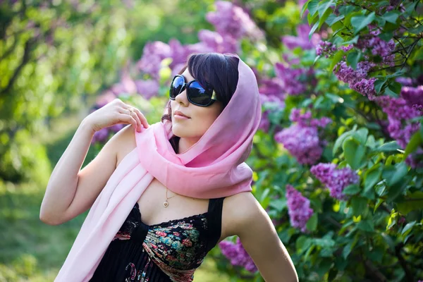 Chica tierna en el jardín con lila — Foto de Stock
