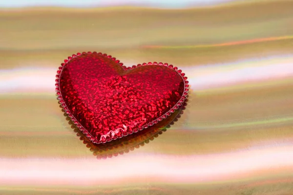 Altın arkaplanda kırmızı kalp — Stok fotoğraf