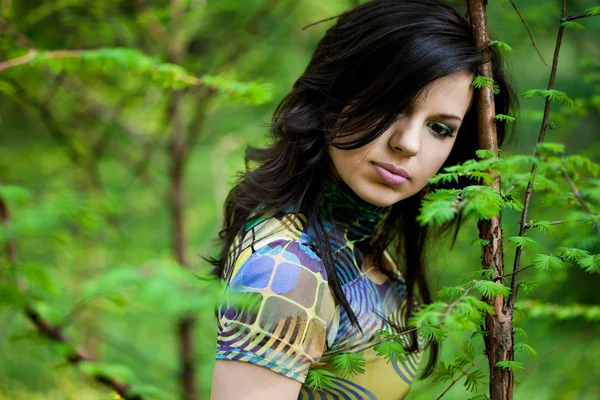 Mooi meisje in een bos — Stockfoto