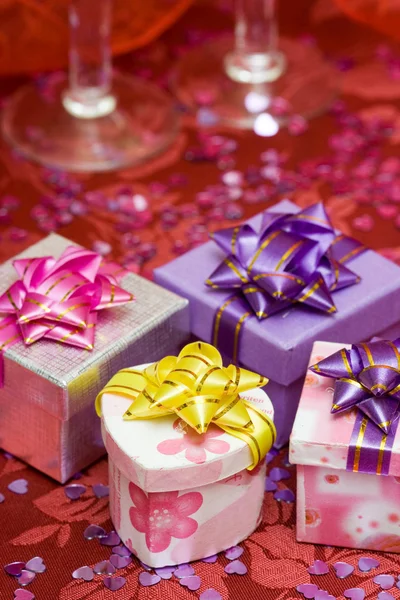 Geschenkboxen mit Herzen und Glas — Stockfoto