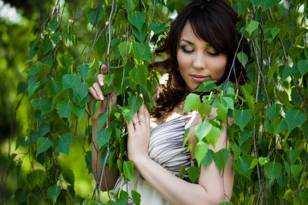 Menina bonita em um birchwood — Fotografia de Stock
