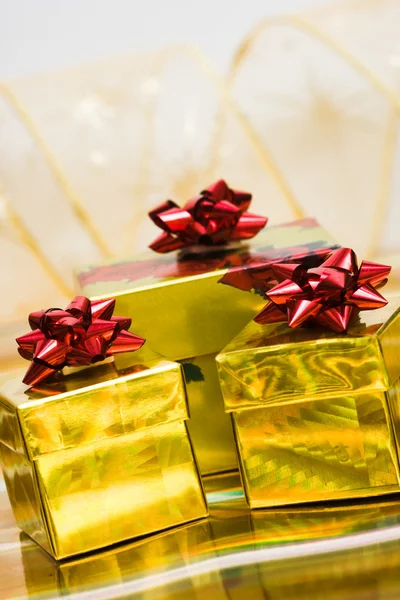 Caixas de presente dourado com fita — Fotografia de Stock