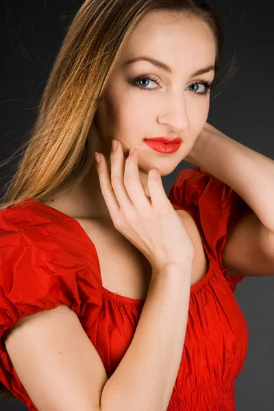 Симпатичная девушка в красном платье — стоковое фото